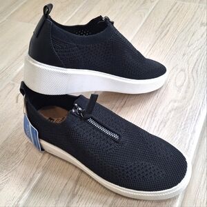 White Mountain women's Dacy black comfortable sneakers with zipper- size 7 - NWT
